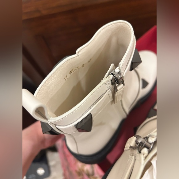 BNWT AND BOX VALENTINO ROMAN STUD COMBAT BOOTS size 41 - Picture 8 of 8